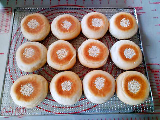 16、日式红豆包,烤好的面包立即放在烤网上晾凉。