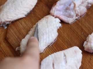 2、咖喱鸡翅,在鸡翅表面斜划两刀，这样鸡翅更入味。