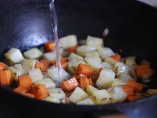 8、咖喱鸡翅,加入清水，没过锅中的食材。