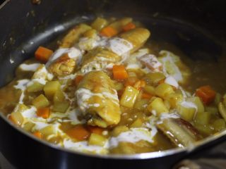 11、咖喱鸡翅,最后淋上椰浆，焖几十秒就可以了。