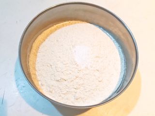 3、炸油饼,把泡打粉放在面粉里，搅拌均匀