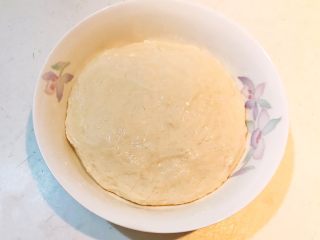 7、炸油饼,揉成光滑面团，在面团上刷一层玉米油