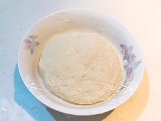 8、炸油饼,盖上保鲜膜，放入冰箱低温发酵，前一天晚上发面