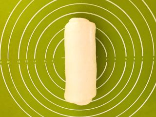 11、炸油饼,把面皮卷起来