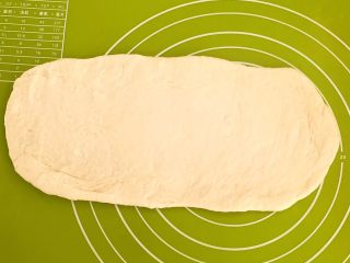 10、炸油饼,揉面排气后把面擀成长方形面皮