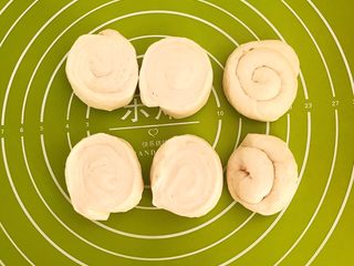 13、炸油饼,把小面块整理好压扁