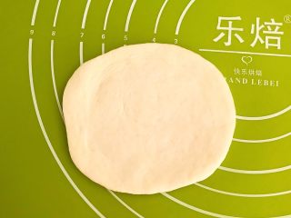 14、炸油饼,擀成5㎜厚的面皮