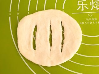 15、炸油饼,在面皮上划出3刀