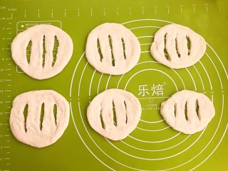 16、炸油饼,逐一做好的饼坯