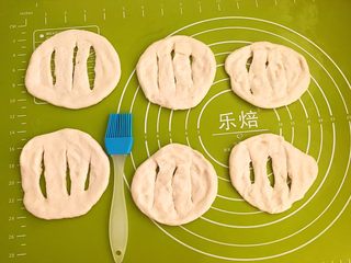 17、炸油饼,在饼坯上面刷一层玉米油，二次饧发15分钟