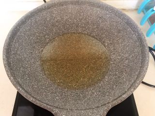 18、炸油饼,锅里加入玉米油