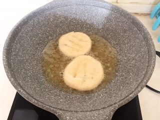 19、炸油饼,油温6分热的时候放入饼坯