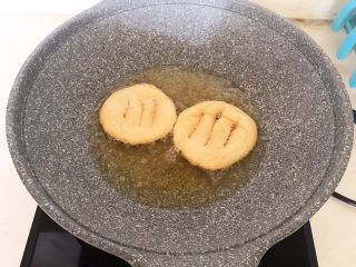 20、炸油饼,饼坯定型后要不停翻动，让饼坯受热均匀