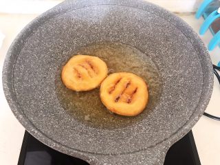 21、炸油饼,油饼已经鼓起来了，上色均匀