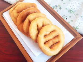 23、炸油饼,酥炸油饼外酥内软，非常美味啊，要想吃健康的油炸饼就行动起来吧！