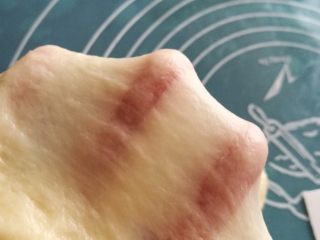 1、核桃仁玫瑰酥饼,水油皮部分混合，揉搓至出膜，不必太坚韧。