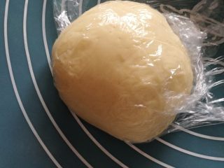 2、核桃仁玫瑰酥饼,保鲜膜包起来，室温静置。