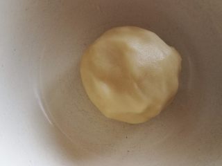 3、核桃仁玫瑰酥饼,油酥部分混合均匀。盖上。