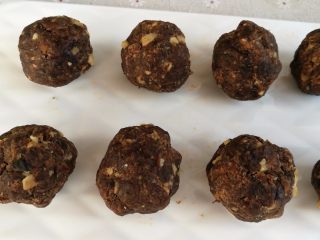 4、核桃仁玫瑰酥饼,加核桃碎和熟低粉，拌匀，将馅料平均匀分成10份。