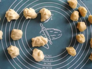 6、核桃仁玫瑰酥饼,水油皮和油酥分别平均分成10份。