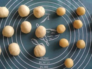 7、核桃仁玫瑰酥饼,小份滚圆静置10分钟。