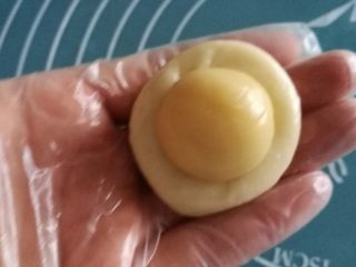 8、核桃仁玫瑰酥饼,水油皮压扁，将油酥包入。