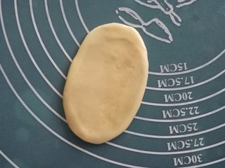 11、核桃仁玫瑰酥饼,取其中一份，压扁擀长。