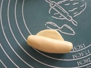 12、核桃仁玫瑰酥饼,从一端向另一端卷起。