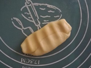 14、核桃仁玫瑰酥饼,收口朝上，压扁。