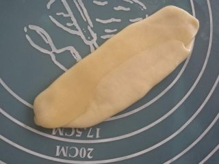 15、核桃仁玫瑰酥饼,擀长，这次比第一次擀得长。