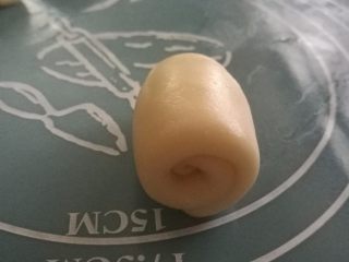 16、核桃仁玫瑰酥饼,卷起。