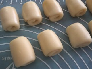 17、核桃仁玫瑰酥饼,全部卷好。