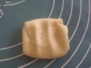 18、核桃仁玫瑰酥饼,再次松弛10分钟后，取一份，收朝上，压扁。