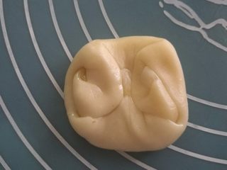 19、核桃仁玫瑰酥饼,再端向中间收一点。