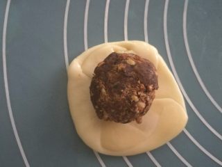 20、核桃仁玫瑰酥饼,擀成圆形片，包馅。