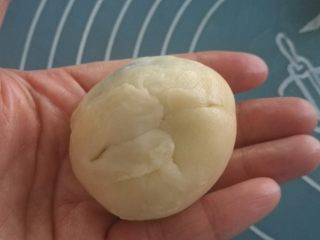 21、核桃仁玫瑰酥饼,口收好后，收口向下放置。