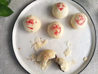 23、核桃仁玫瑰酥饼,烤好后取可食用红颜色盖上小图章更美哦。