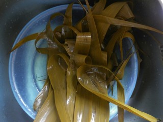 2、传统红枣粽,煮好后的粽叶用清水洗净备用