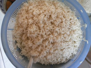 3、传统红枣粽,糯米提前浸泡好，然后控干水份，加入适量的盐拌匀