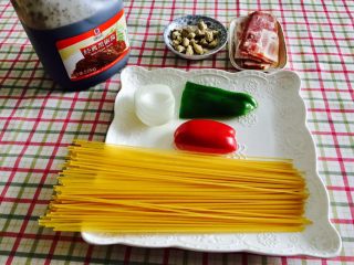 1、“黑胡椒培根牛肉粒意面”,意大利直身面条、洋葱头、青椒、红椒、培根、牛肉粒、黑椒酱各种食材备齐待用。