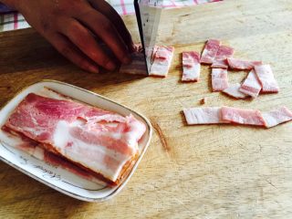 3、“黑胡椒培根牛肉粒意面”,培根切小片待用。
