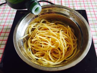 4、“黑胡椒培根牛肉粒意面”,水烧热后放入意面，意大利面开锅煮5～10分钟，照的自己满意的口感为好。（我一般煮到意面带一点点白芯儿，因意面稍后还要下锅翻炒。）煮好之后捞出控水，放入少许橄榄油拌匀。