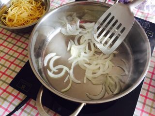 5、“黑胡椒培根牛肉粒意面”,锅内放少许油，放入洋葱丝微火炒出香味。