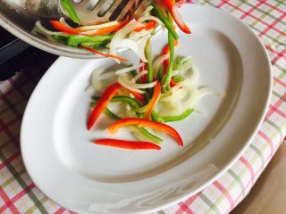 6、“黑胡椒培根牛肉粒意面”,然后放入彩椒丝翻炒两下，盛出备用。