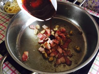 8、“黑胡椒培根牛肉粒意面”,然后倒入之前准备好的黑椒酱。