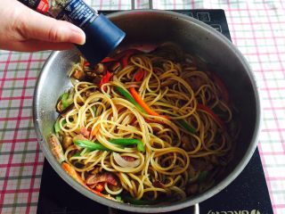 11、“黑胡椒培根牛肉粒意面”,洒上少许胡椒碎。