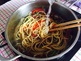 10、“黑胡椒培根牛肉粒意面”,再倒入意面，小火翻炒均匀后加入小半碗水，改中火，翻炒收汁即可。