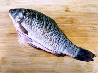 2、酱焖鲫鱼,在鱼身的两面各斜切5刀，便于入味