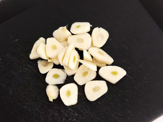 4、酱焖鲫鱼,大蒜切成小片