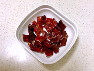 6、酱焖鲫鱼,干红辣椒段